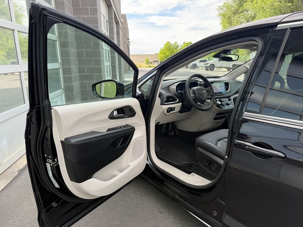 2024 Chrysler Pacifica Hybrid Select