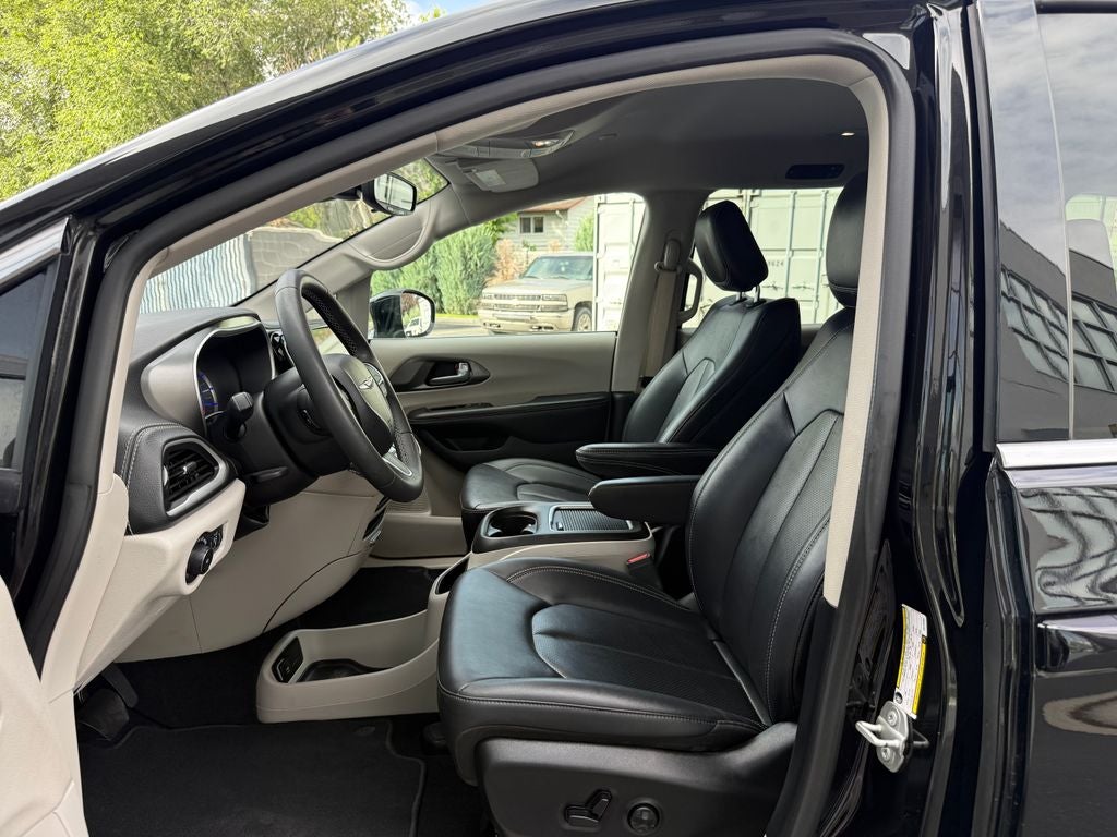 2024 Chrysler Pacifica Hybrid Select