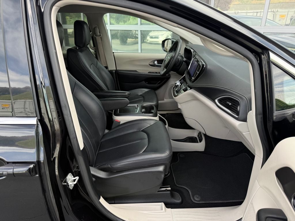 2024 Chrysler Pacifica Hybrid Select
