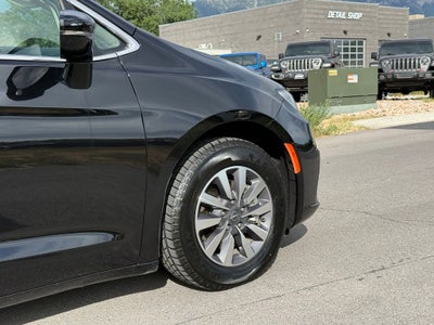 2024 Chrysler Pacifica Hybrid Select